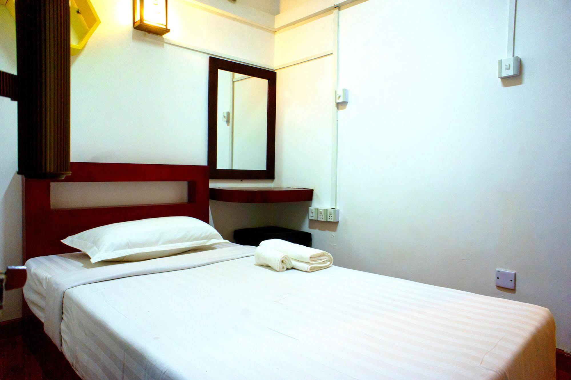 Agga Youth Hotel 仰光 外观 照片