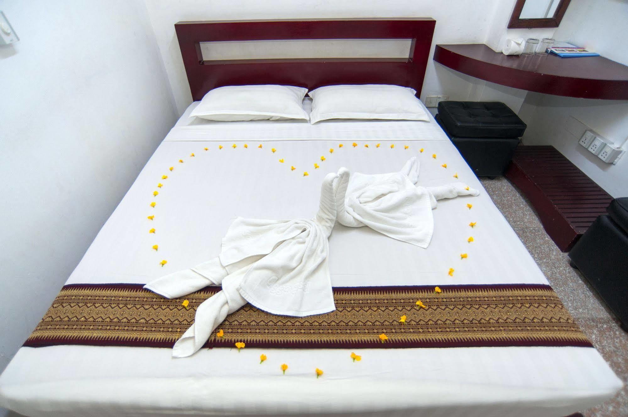 Agga Youth Hotel 仰光 外观 照片
